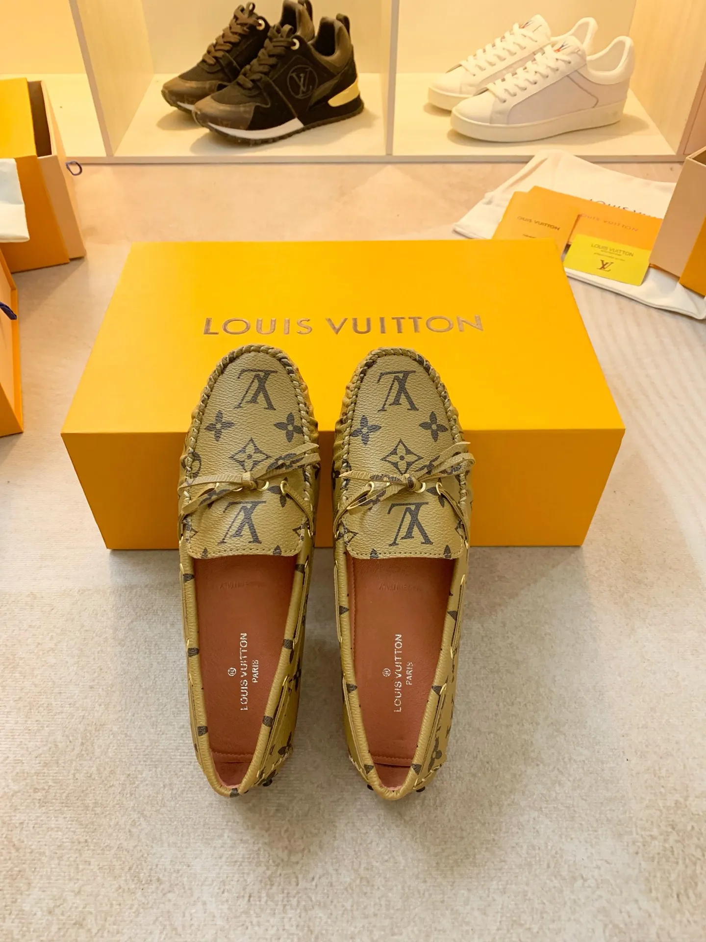 p460💰Couple model❤️🇫🇷 𝙇𝙤𝙪𝙞𝙨 𝙑𝙪𝙞𝙩𝙩𝙤𝙣 🇫🇷Louis Vuitton 2023 Classic𝓛𝓿 𝓣𝓻𝓪𝓲𝓷𝓮𝓻 Sports Series ➪➪➪¯ [Arizona Doudou Shoes Series] ▪️▪️▪️Arizona slip-on shoes are made of Monogram Eclipse canvas. Its hand-painted and dyed edges and hand-sewn uppers fully demonstrate Louis Vuitton's traditional shoemaking craftsmanship. This slip-on shoe is very lightweight. The integrated tongue and upper make it particularly comfortable and flexible. The soft outsole is equipped with rubber padding. Decorated with matching sash. Detailed features: ☑️Monogram Eclipse canvas ☑️Black Eclipse pattern ☑️Hand-painted shoe edges ☑️Hand-sewn uppers (each pair takes time to process) ☑️Integrated tongue and upper construction ☑️Outsole equipped with rubber lining ☑️size: 35_46